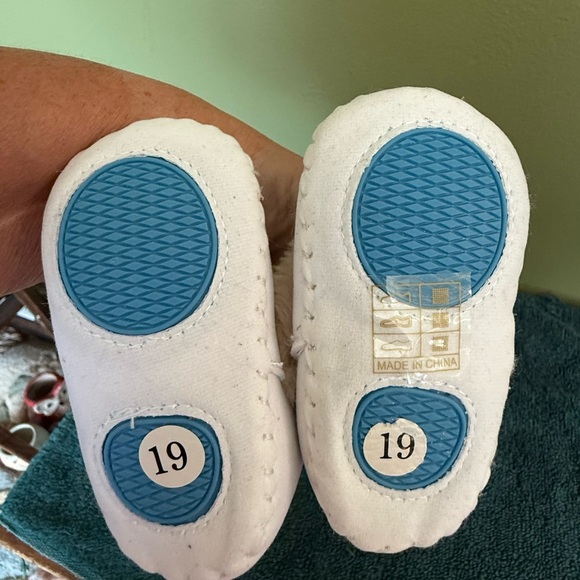 NWT Valen Sina Infant Boots Faux Fur & Suede Ivory & Tan Button Closure 4.5"x2" - Picture 7 of 8